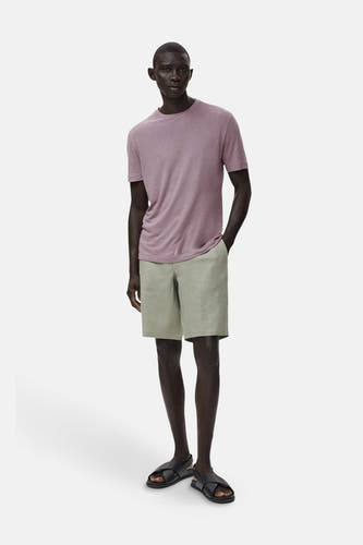 Paars T-shirt met korte mouwen van MANGO, gedragen met kaki shorts en zwarte sandalen.