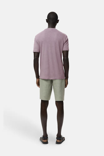 Paars T-shirt met korte mouwen van MANGO, met effen design, gedragen met korte broek en sandalen, achteraanzicht.