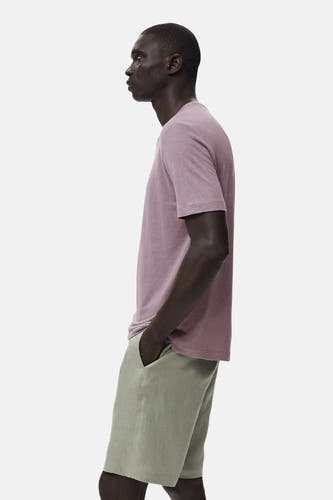 Paars T-shirt met korte mouwen van MANGO, gedragen met olijfgroene shorts, zij aanzicht.