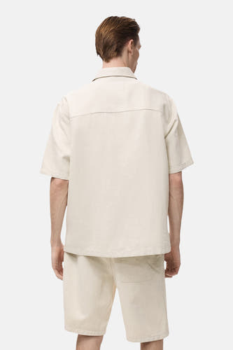 Ecru jeanshemd van MANGO, gezien van achteren met korte mouwen en een casual pasvorm.