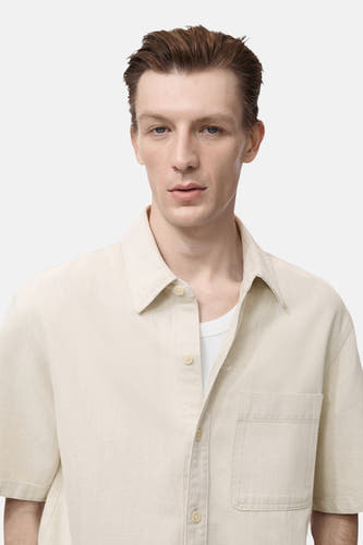 Ecru jeanshemd van MANGO, met korte mouwen en een borstzak.
