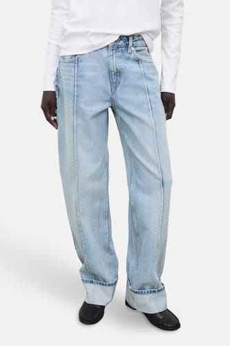 Jean droit bleu clair de MANGO, avec des surpiqures décoratives et des poches rabattues.