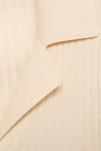 Cardigan jaune de MANGO, avec une texture rayée et un détail col revers, en gros plan.