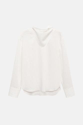 Witte blouse met lange mouwen van MANGO, met subtiele verticale strepen en een v-vormige uitsnede aan de achterkant.
