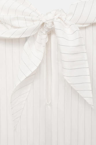 Witte blouse met lange mouwen van MANGO, met gestreept patroon en geknoopte details.
