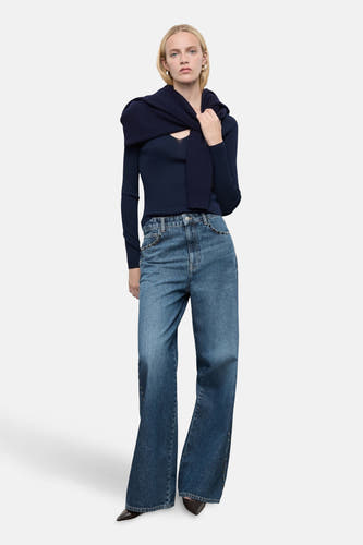 Donkerblauwe denim wijde jeans van MANGO, met studs op de tailleband en wijde pijpen.