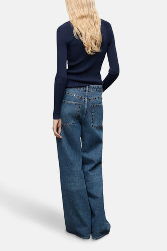 Donkerblauwe wijde jeans van MANGO, met studs op de zakken en tailleband.