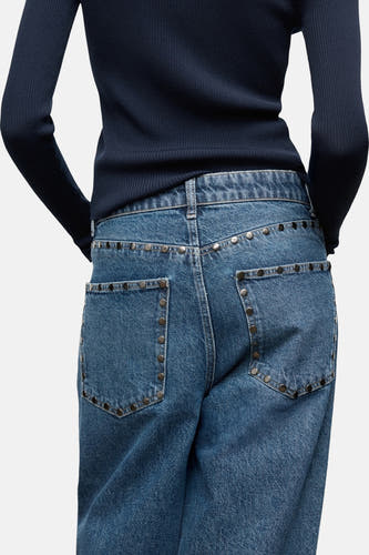 Wijd uitlopende donkerblauwe jeans van MANGO, met zilverkleurige studs langs de zakken en tailleband.