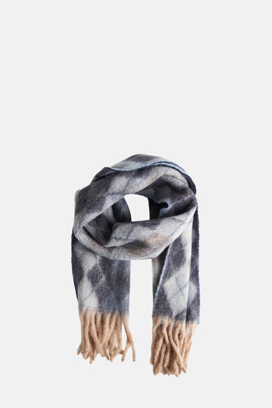 Blauwe wintersjaal van MANGO met ruitpatroon en beige franjes.

