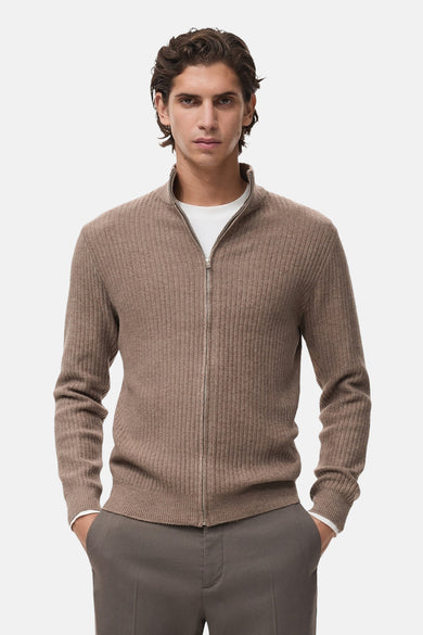 Gilet marron de MANGO, côté dos, texture rayée et associé à un pantalon marron.
