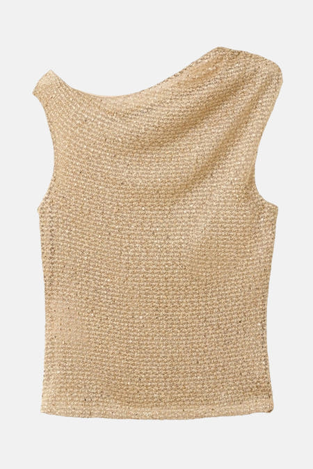 Gouden mouwloze blouse van MANGO, met een subtiele textuur en een elegante boothals.
