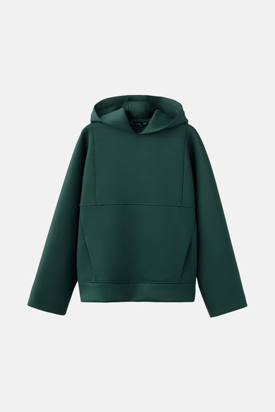 Groene sweater met kap van MANGO, met lange mouwen en een rechte pasvorm, tegen een witte achtergrond.
