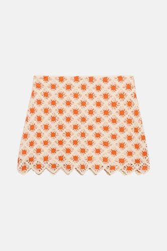 Meerkleurige korte rok van MANGO, met gehaakt bloemmotief en een geschulpte zoom.
