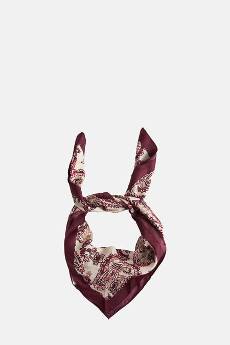 Écharpe de couleur bordeaux de MANGO, avec motif paisley et texture lisse.