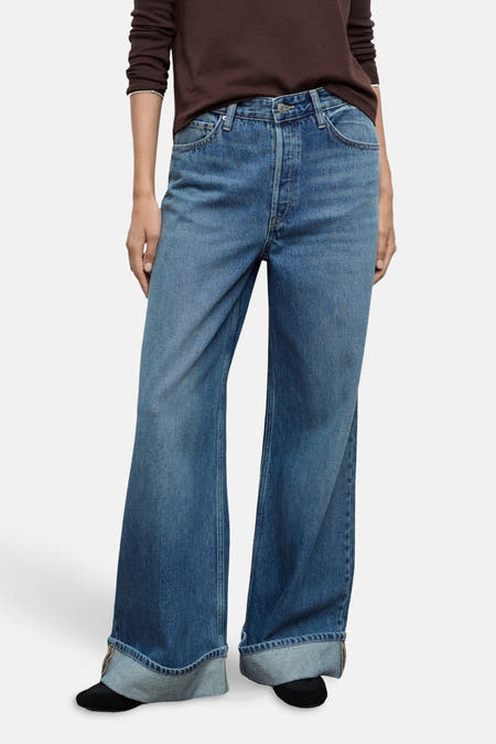 CARLOTA mid blue denim jeans wide van MANGO, met omgeslagen broekspijpen.
