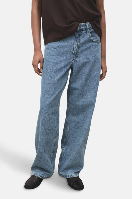Rechte jeans van blauw denim van MANGO, met een gekreukte textuur en een losse pasvorm.