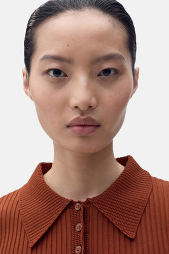 Pull marron avec col rond de MANGO, texture rayée et col à boutons.