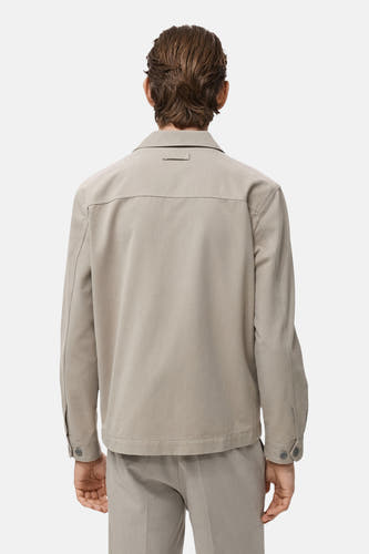 Beige overhemd met lange mouwen van MANGO, gezien van achteren, met een gladde textuur.