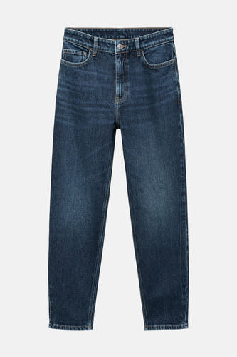 Donkerblauwe mom jeans van MANGO, met klassieke denim textuur en rechte pijpen.
