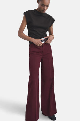 Bordeaux gekleurde jeans van MANGO, met wijde pijpen en zilverkleurige riemgesp.
