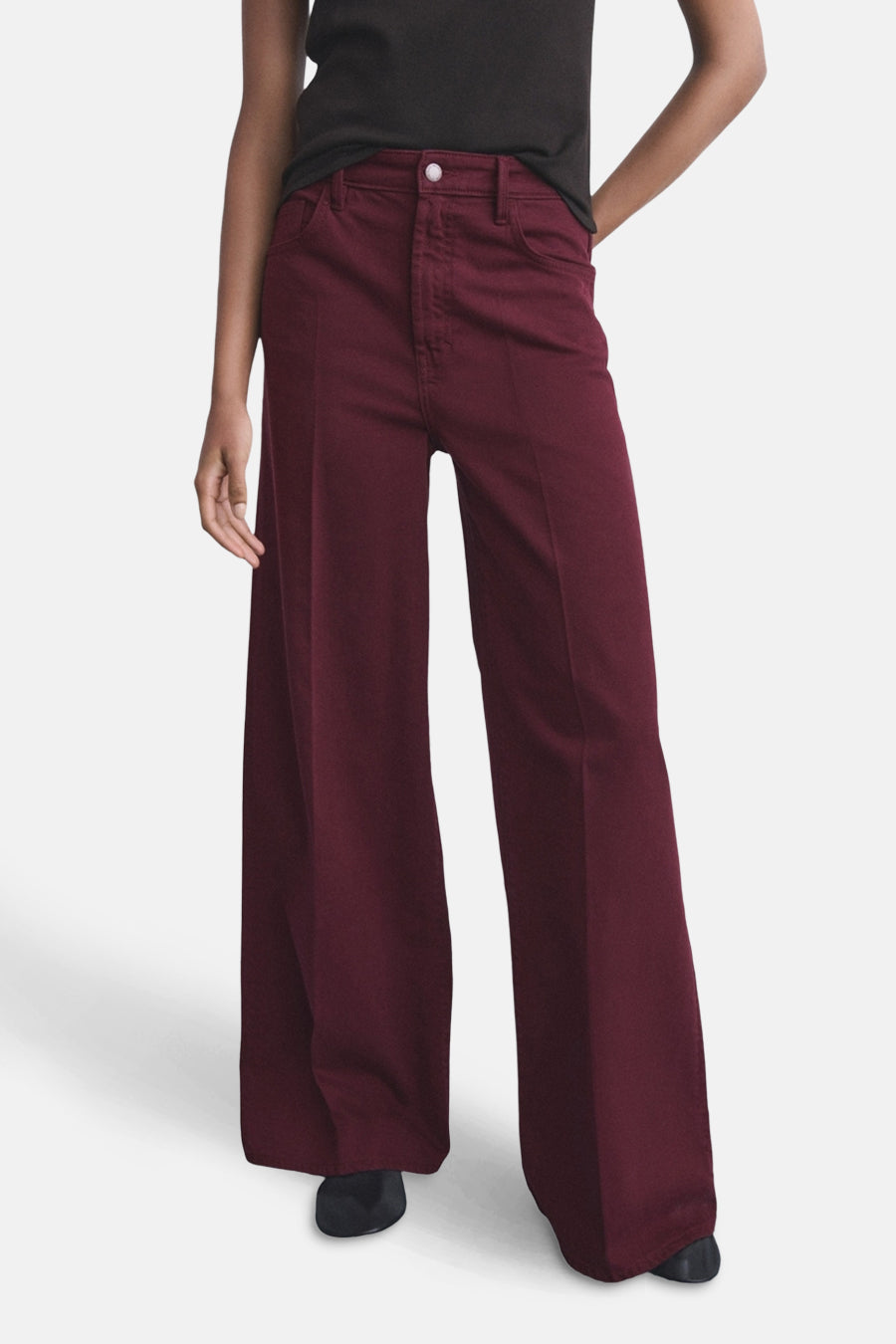 Bordeaux gekleurde jeans van MANGO, met wijde pijpen en een tailleband met knoop.