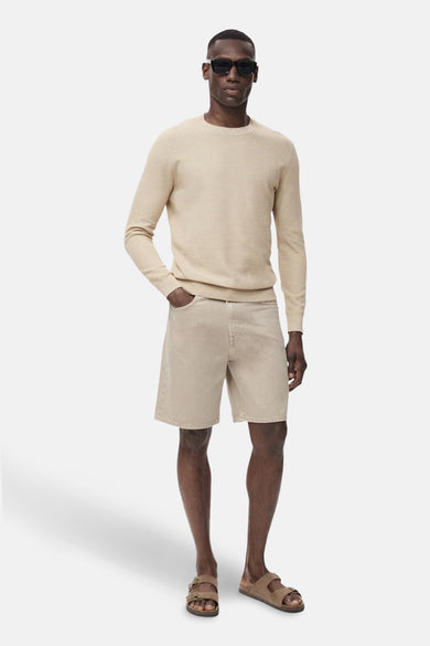 Beige trui met ronde hals van MANGO, gedragen met korte broek en sandalen.