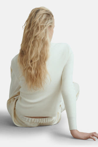Beige gilet van MANGO, gezien van achteren, met een geribbelde textuur en losse pasvorm.
