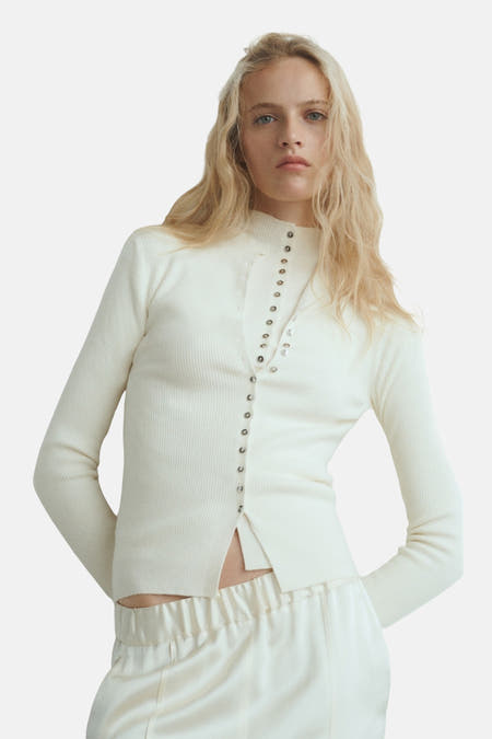 Beige gilet van MANGO, met lange mouwen en een knoopsluiting aan de voorkant.