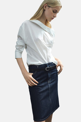Donkerblauwe denim rok van MANGO, met een zwarte riem en een verticale stiknaad.