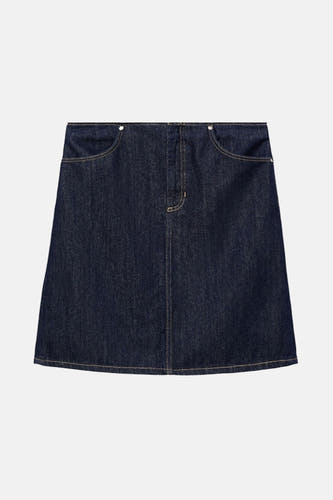 Donkerblauwe denim rok van MANGO, met twee steekzakken en stiksels aan de voorkant.
