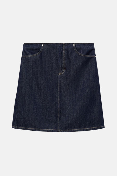 Donkerblauwe denim rok van MANGO, met twee steekzakken en stiksels aan de voorkant.
