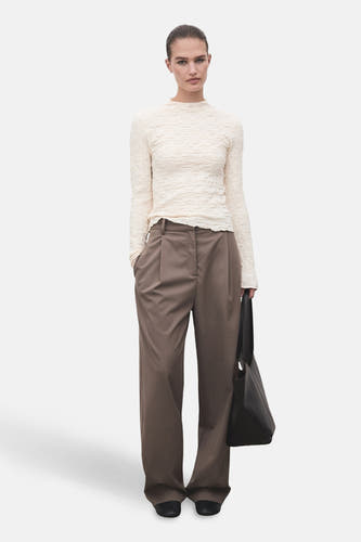 Beige T-shirt met lange mouwen van MANGO, met een geplooide textuur.
