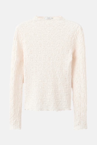 T-shirt beige à manches longues de MANGO avec une texture unique et froissée.