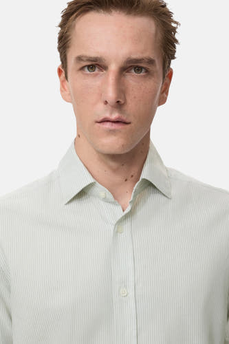 Chemise rayée verte de MANGO avec longues manches, gros plan du haut du corps.