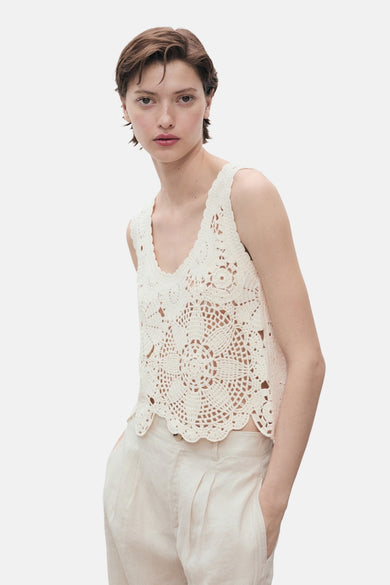 Top écru sans manches de MANGO, avec un motif de fleurs tricotées, associé à une jupe en lin.