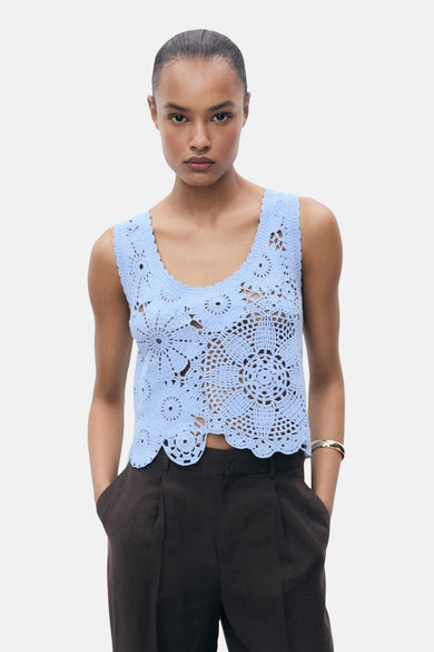T-shirt bleu sans manches de MANGO, avec un motif tricoté et une bordure décorative.