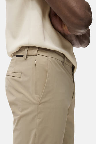 Beige broek van MANGO, met een zak met rits aan de zijkant, in zij-aanzicht.
