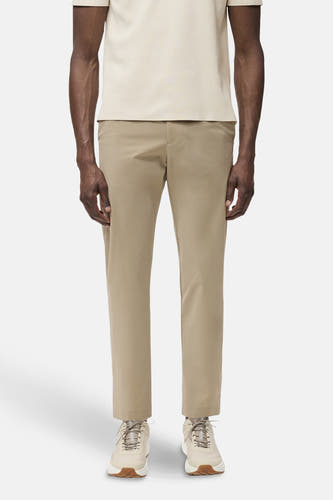 Beige broek van MANGO, gecombineerd met een lichtbeige shirt en crèmekleurige schoenen.