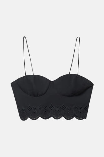 Zwarte top met spaghettibandjes van MANGO, afgewerkt met broderie details langs de onderkant.
