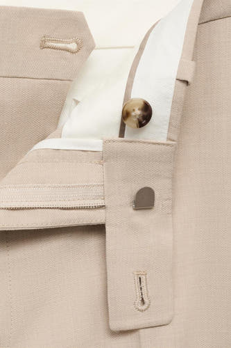 Beige kostuumbroek van MANGO, met ritssluiting, knoop en haaksluiting aan de voorkant, cropped.
