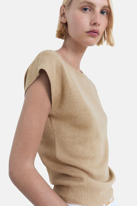 Beige top zonder mouwen van MANGO, met een fijne ribgebreide textuur en een ronde halslijn.
