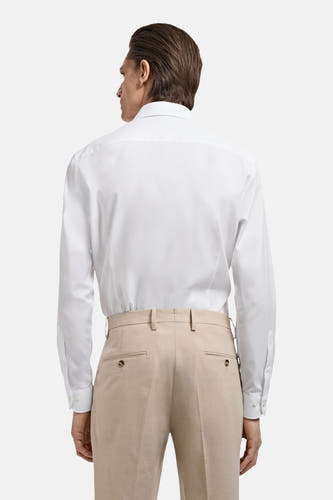 Wit overhemd met lange mouwen van MANGO, rugaanzicht, gecombineerd met beige pantalon.