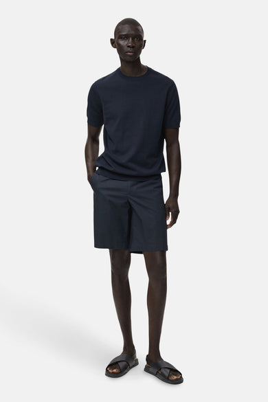 Blauw T-shirt met korte mouwen van MANGO, gedragen met shorts en leren sandalen.