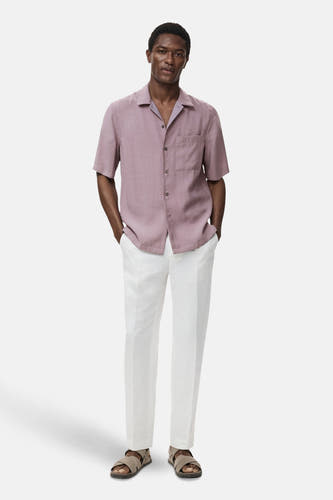 Paars overhemd met korte mouwen van MANGO, met knoopsluiting, borstzak en gecombineerd met een witte pantalon.