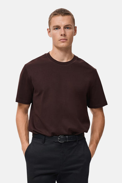 Bordeaux t-shirt met korte mouwen van MANGO, gedragen met een zwarte broek en riem.