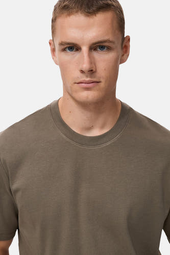 T-shirt Kaki à manches courtes de MANGO, gros plan du corps supérieur d'un homme.