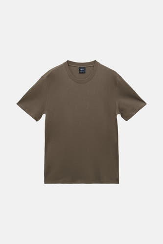 T-shirt Kaki à manches courtes de MANGO, couleur unie et col rond classique.