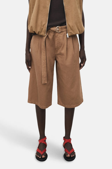 Bruine bermuda van MANGO met riem en wijde pijpen, gecombineerd met een bruin vest.