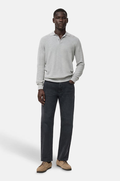 Sweat-shirt gris à col rond de MANGO, porté avec des jeans foncés et des chaussures marrons.