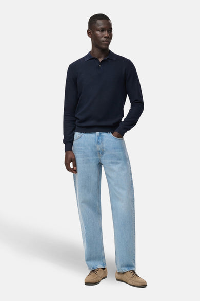 Blauwe trui met ronde hals van MANGO, gedragen met lichtblauwe jeans en bruine schoenen.